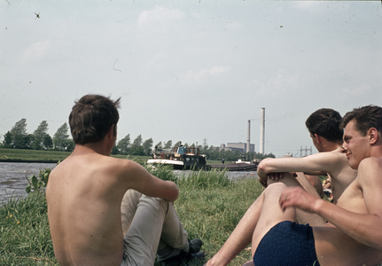 856842 Afbeelding van enkele zonnende jongemannen aan de kant van het Amsterdam-Rijnkanaal te Utrecht, ter hoogte van ...